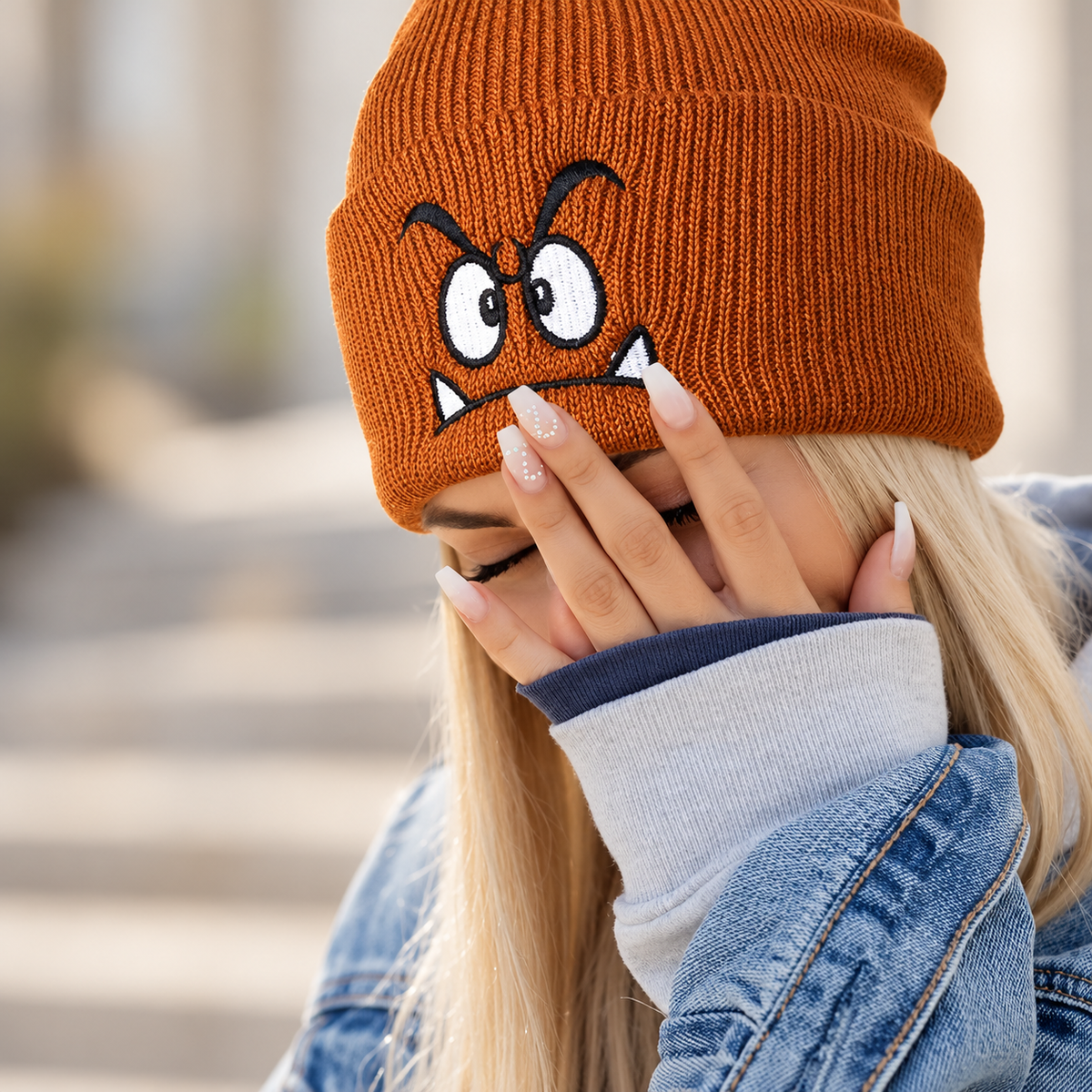 Bonnet Original en Maille Côtelée avec Visage Brodé – Homme Femme Le chapeau du jour