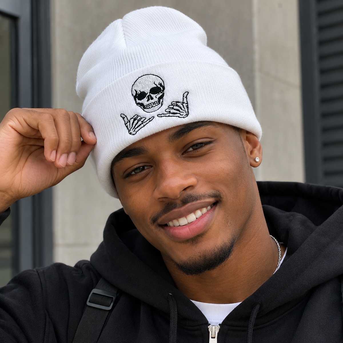 Bonnet Tête de Mort Brodé Unisexe – Noir ou Blanc Le chapeau du jour